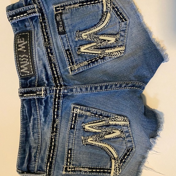 Women’s Miss Me Jean shorts - Picture 2 of 3